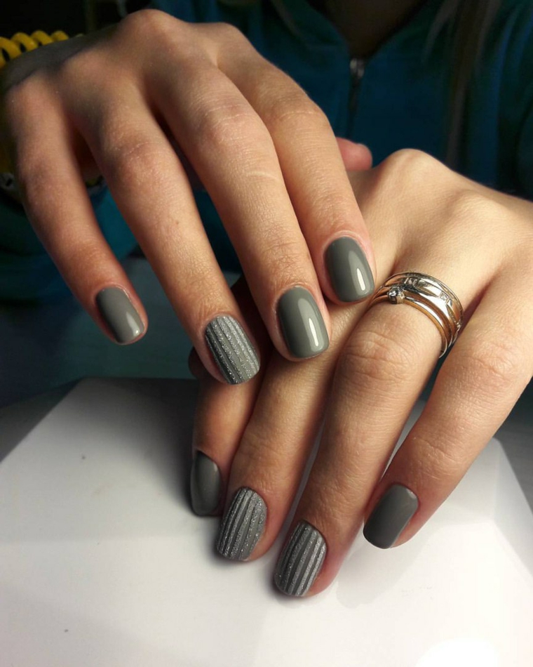 Idea per delle unghie gel bellissime di colore grigio con un effetto sugar sull'unghia dell'anulare