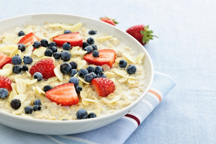 Cibi senza carboidrati e un'idea per la colazione con yogurt, cereali e frutti di bosco