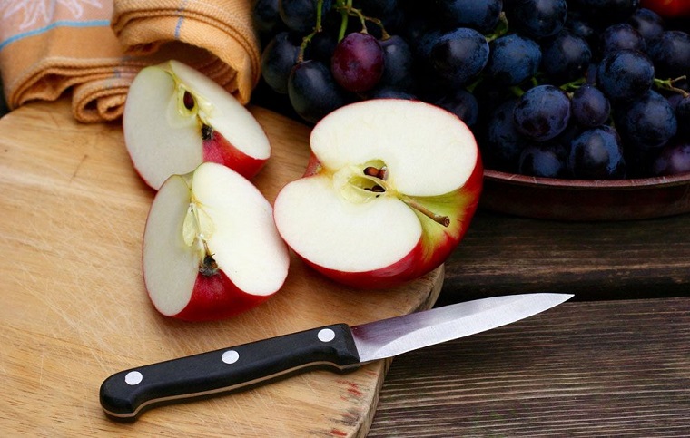 Frutta con meno zuccheri e una proposta della mela rossa tagliata a metà