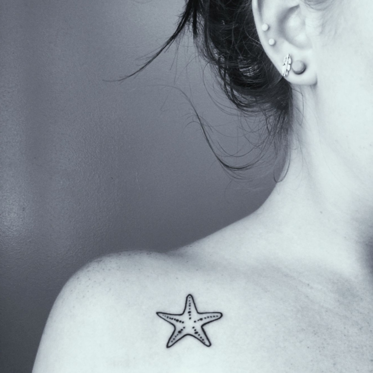 Tattoo particolari e un'idea con una stella marina tatuata sulla spalla di una donna