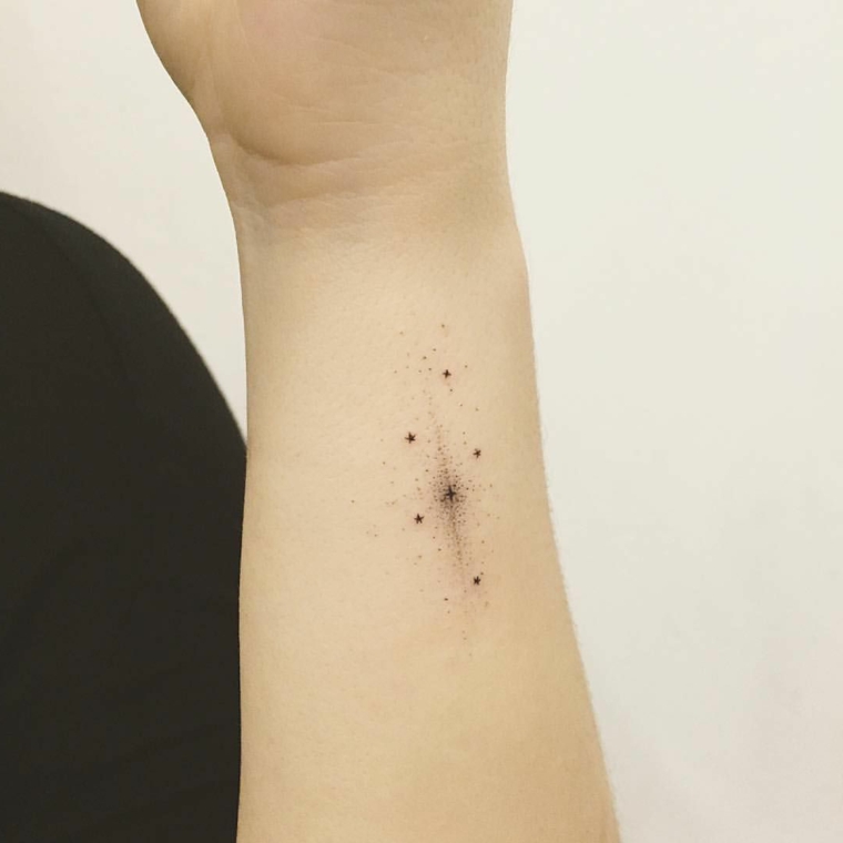 Simbologia tatuaggi e un'idea con stelle piccole sul polso di una mano