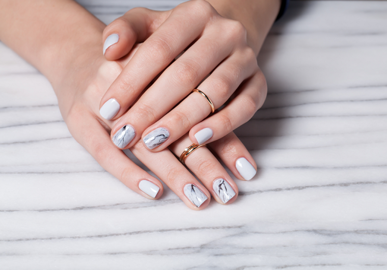 Semipermanente unghie corte di colore grigio con un effetto marmo 