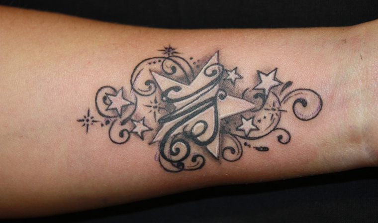 Tattoo particolari e un'idea per un tatuaggio con stella e le iniziali in corsivo