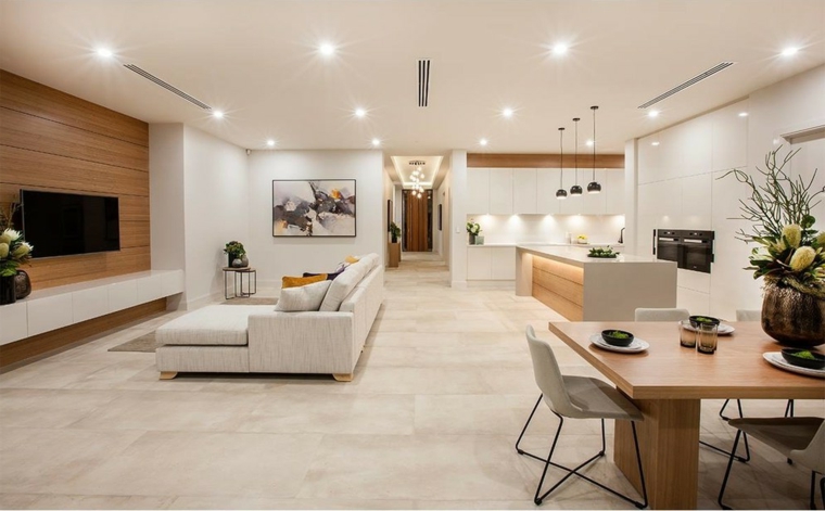Mobili sospesi soggiorno di colore bianco laccato con parete di legno, open space con cucina e sala da pranzo