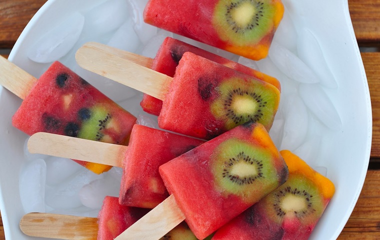 Frutta con meno zuccheri e un'idea per dei ghiaccioli di kiwi e anguria