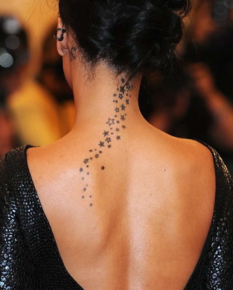 Simbologia tatuaggi e un'idea con stelline sulla schiena della cantante Rihanna