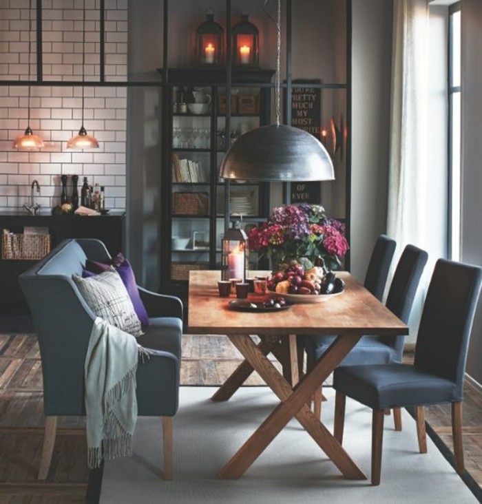Mobili salotti moderni per la sala da pranzo, arredamento con tavolo di legno e sedie blu