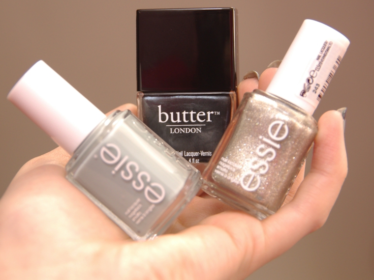 Idea per delle unghe decorate con due smalti su una base di colore grigio, boccette di smalto di marchio Essie e Butter