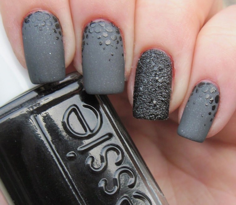 Accent nail con smalto nero effetto sugar, smalto opaco di colore grigio con lustrini neri