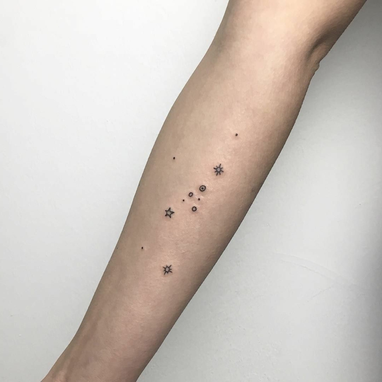Tatuaggi costellazioni e un'idea con un disegno di stelle sul braccio di una donna