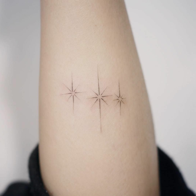 Tatuaggi costellazioni e un'idea per un piccolo tattoo di stelle sul braccio di una donna