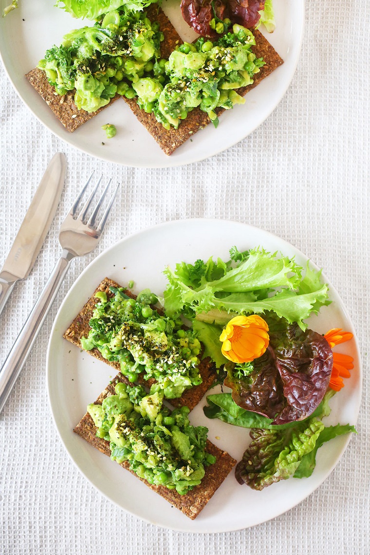 Alimenti che non contengono carboidrati, ricetta per toast integrale con avocado e insalata mista