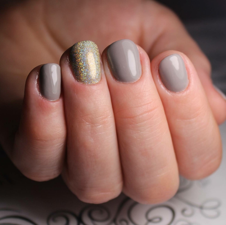 Manicure per delle unghie corte con uno smalto gel di colore grigio 