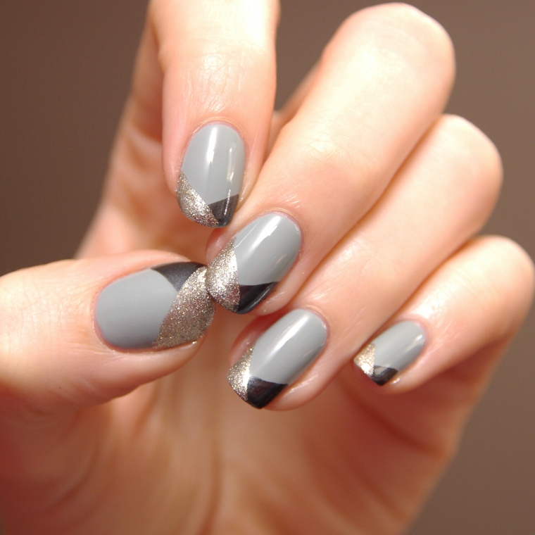 Idea per delle unghie colorate con tre smalti e una base di colore grigio