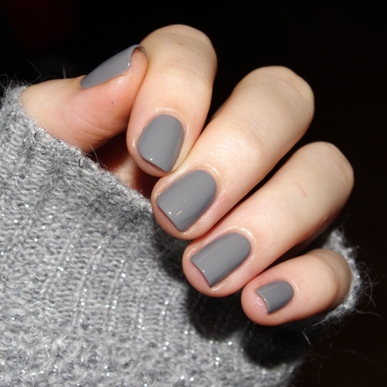 Idea per delle unghie decorate, manicure arrotondata con dello smalto di colore grigio