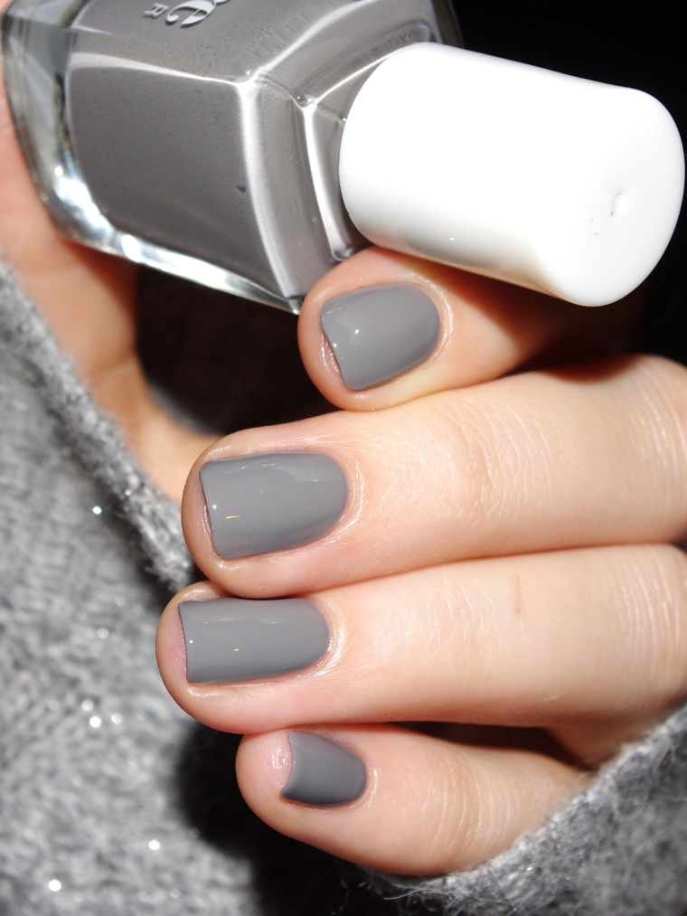 Semipermanente unghie corte dipinte con uno smalto di colore grigio