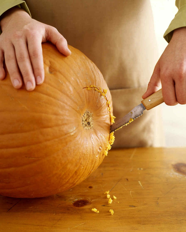 Intagliare una zucca di Halloween, con un coltello praticare un cerchio nella parte alta