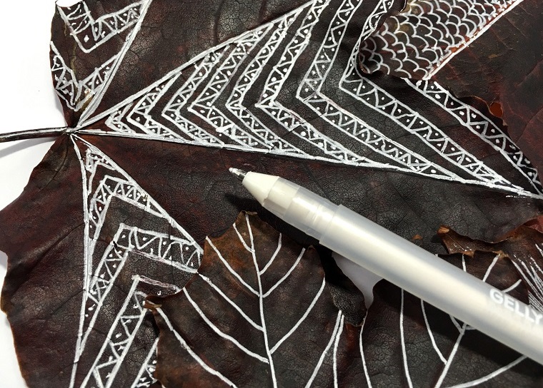 Immagini foglie autunnali, idea disegno forme geometriche con un pennarello bianco