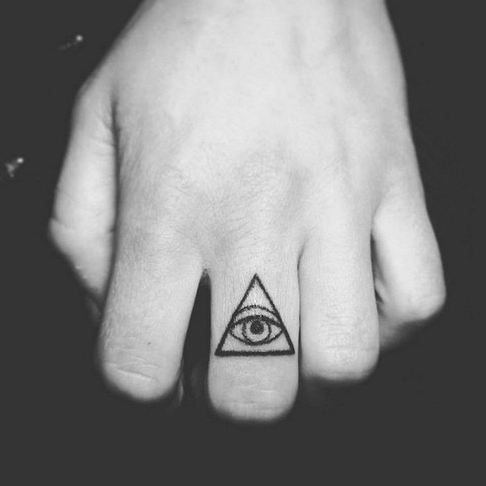 Idea per dei tatuaggi sulle dita e una proposta di tattoo con un occhio in triangolo 