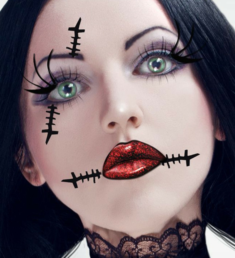 Trucchi per Halloween viso, ragazza con un make up da bambola con rossetto glitter
