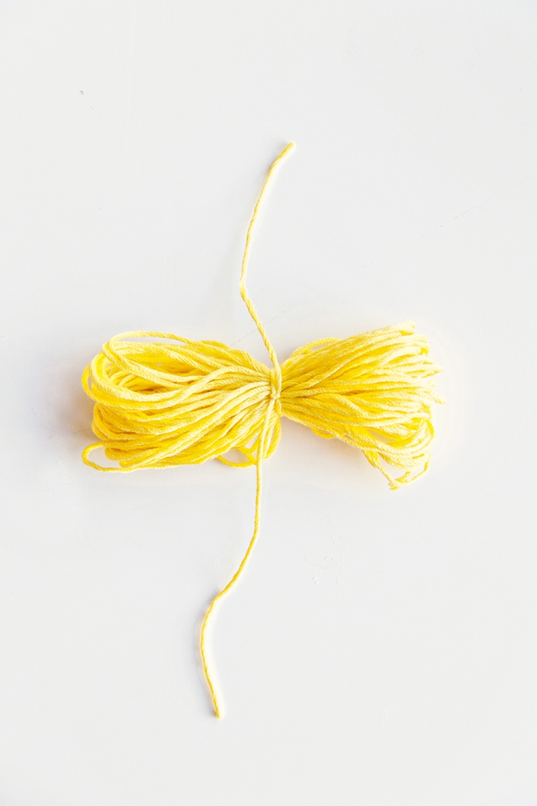 Come creare un pom pom di lana colore giallo con piccolo tutorial passo per passo 