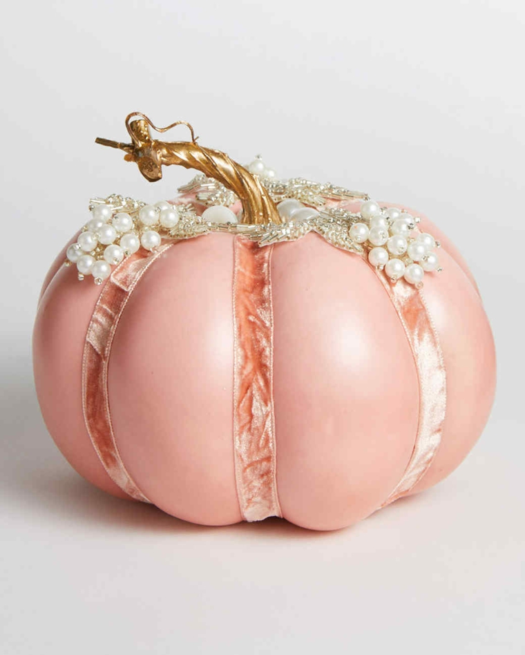 Foto zucche halloween, idea con una di colore rosa decorata con perle bianche