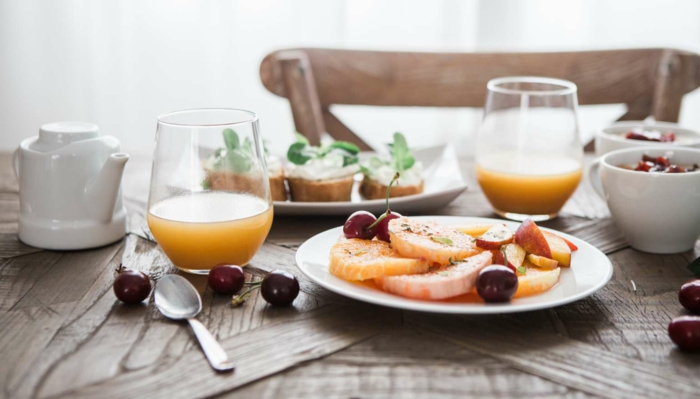 Alimentazione sana ed equilibrata con un piatto di frutta per la colazione