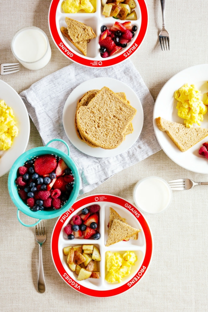 Dieta nutrizionista e un esempio per la colazione con frutti di bosco e uova strapazzate