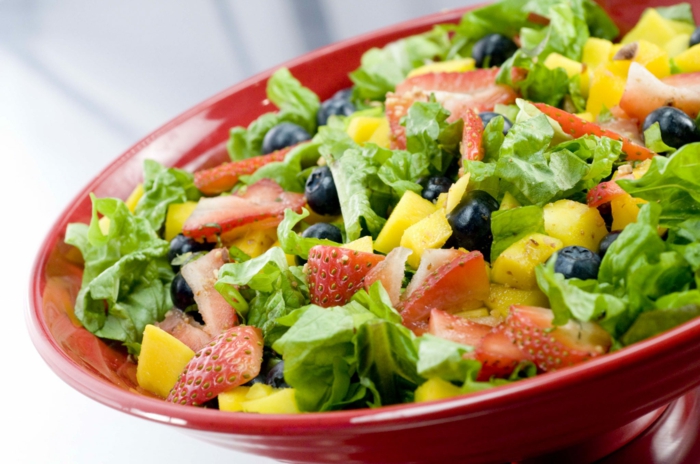 Un'idea per alimentazione equilibrata con un piatto di insalata mista e frutta