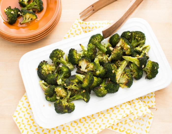 Esempio dieta equilibrata e un piatto di broccoli preparati al forno