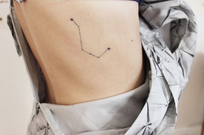 Idea per dei tatuaggi piccoli particolari femminili e il disegno di una piccola costellazione sulla pancia 