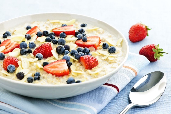 Esempio dieta equilibrata con una colazione di yogurt e frutti di bosco