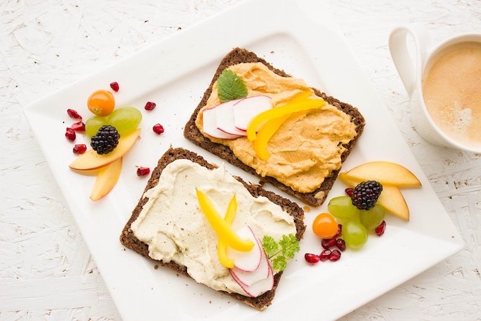 Alimentazione equilibrata e un'idea con panini di pane integrale e frutta tagliata a fette