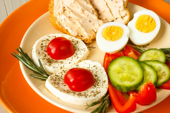 Piatto con uova sode, mozzarella e verdure per una dieta sana ed equilibrata