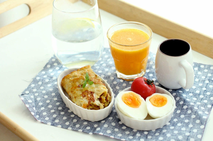 Alimentazione equilibrata e un piatto con uova sode e frittata di uova