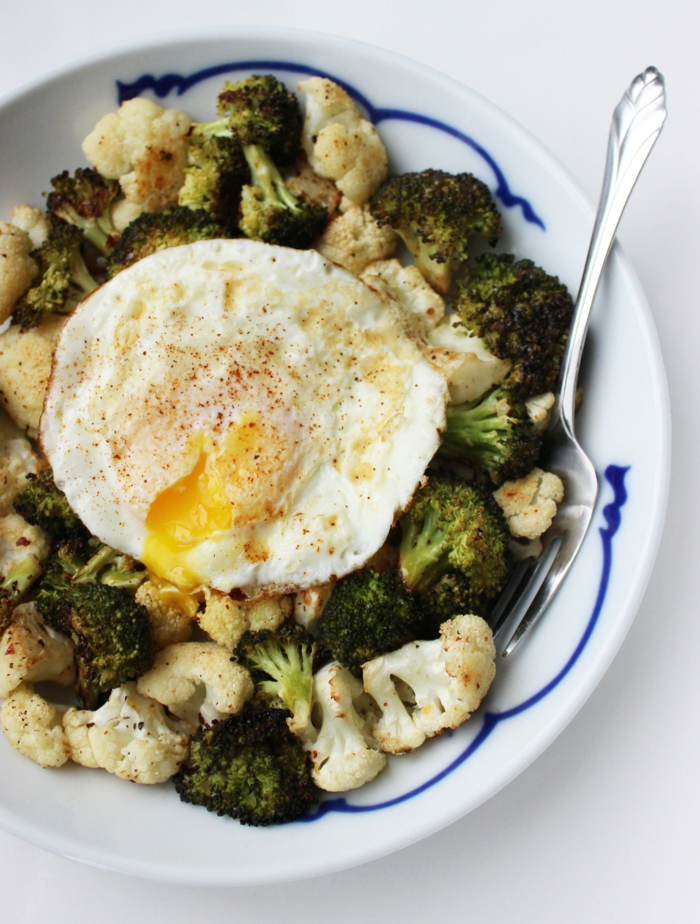 Alimentazione equilibrata e un piatto con broccolo, cavolfiore e un uovo in camicia