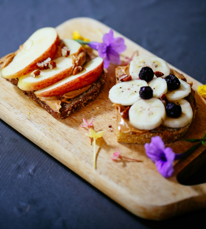 Alimentazione equilibrata e dette di pane integrale con frutta e fiori viola come decorazione