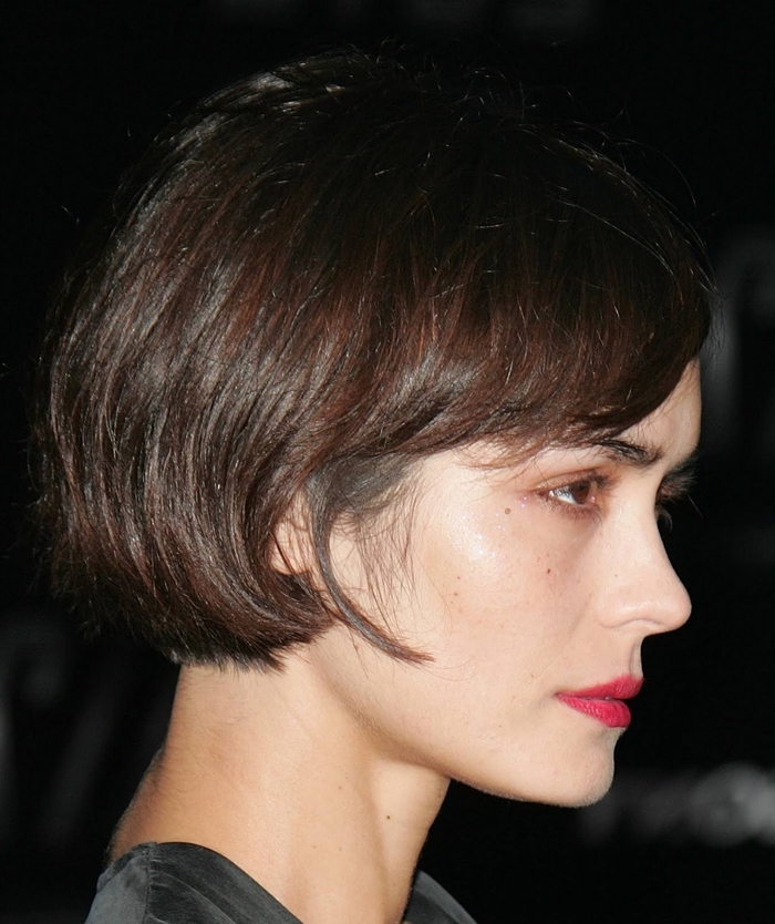 Taglio di capelli carré corto con frangia asimmetrica per una ragazza dalla carnagione chiara 