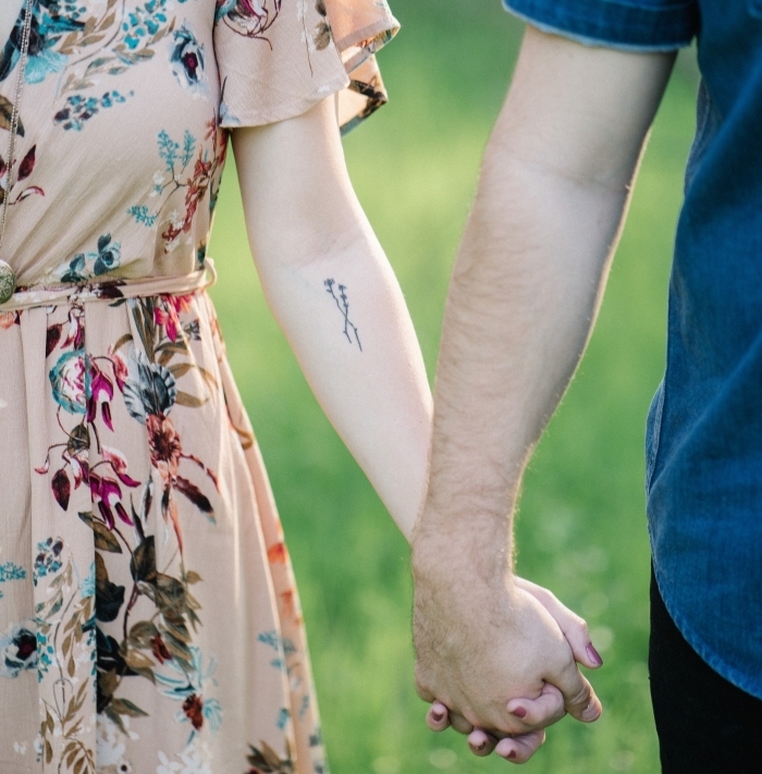 Idee per dei tatuaggi simboli, tattoo di un fiore sull'avambraccio di una donna