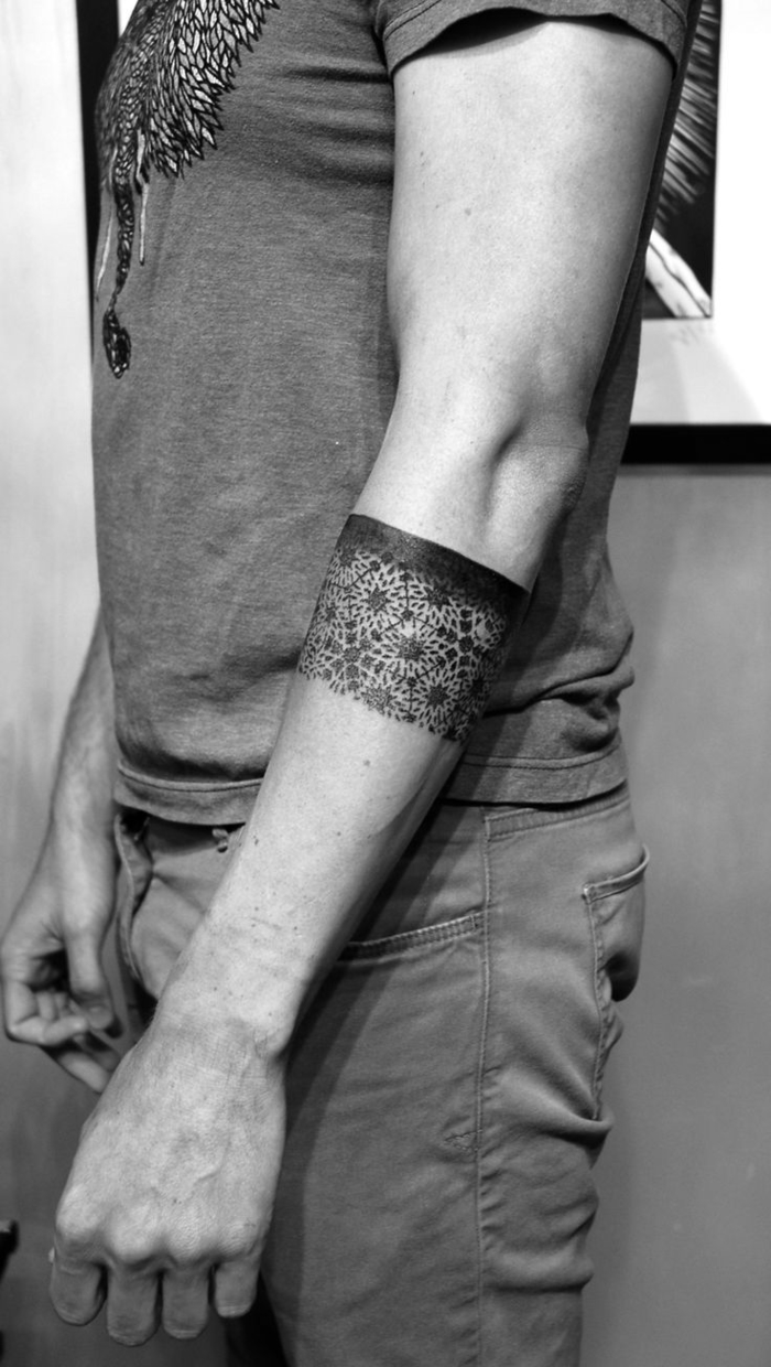Tatuaggi geometrici e un'idea a bracciale con forme e sfumature più scure 