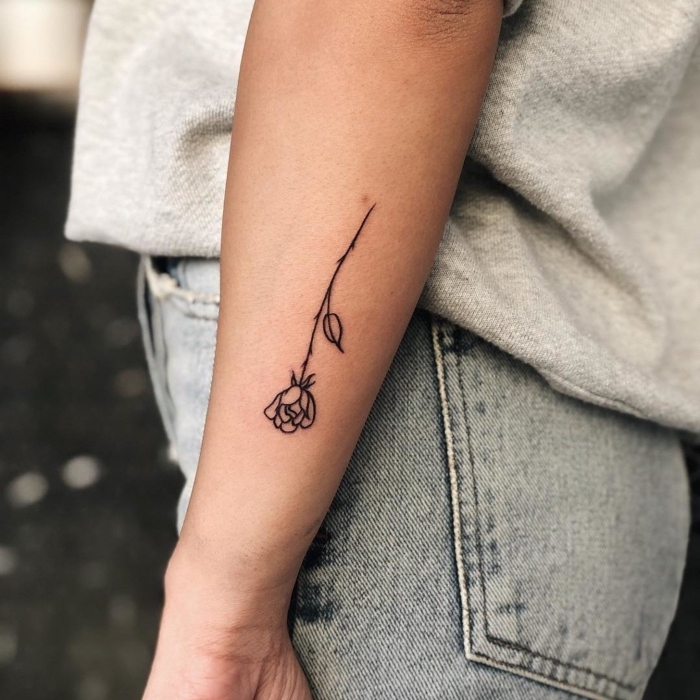 Tatuaggio immagini e un'idea con il tattoo di una rosa sull'avambraccio di una donna