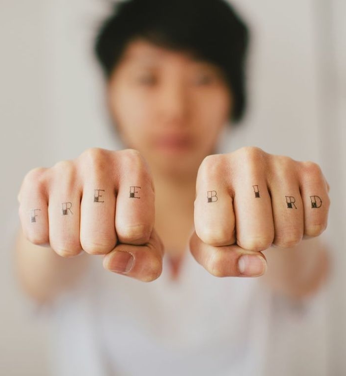 Idea tatuaggi sulle mani e una proposta con una scritta free bird con traduzione uccello libero