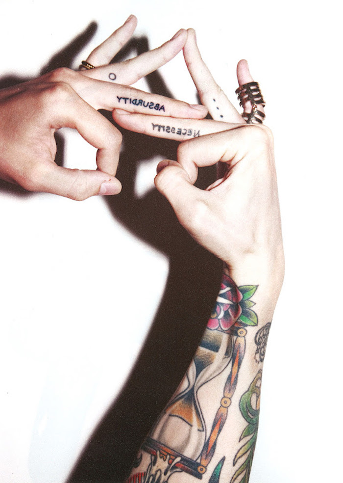 Idea per dei tatuaggi piccoli sulle mani con lettere al dito medio uomo e donna