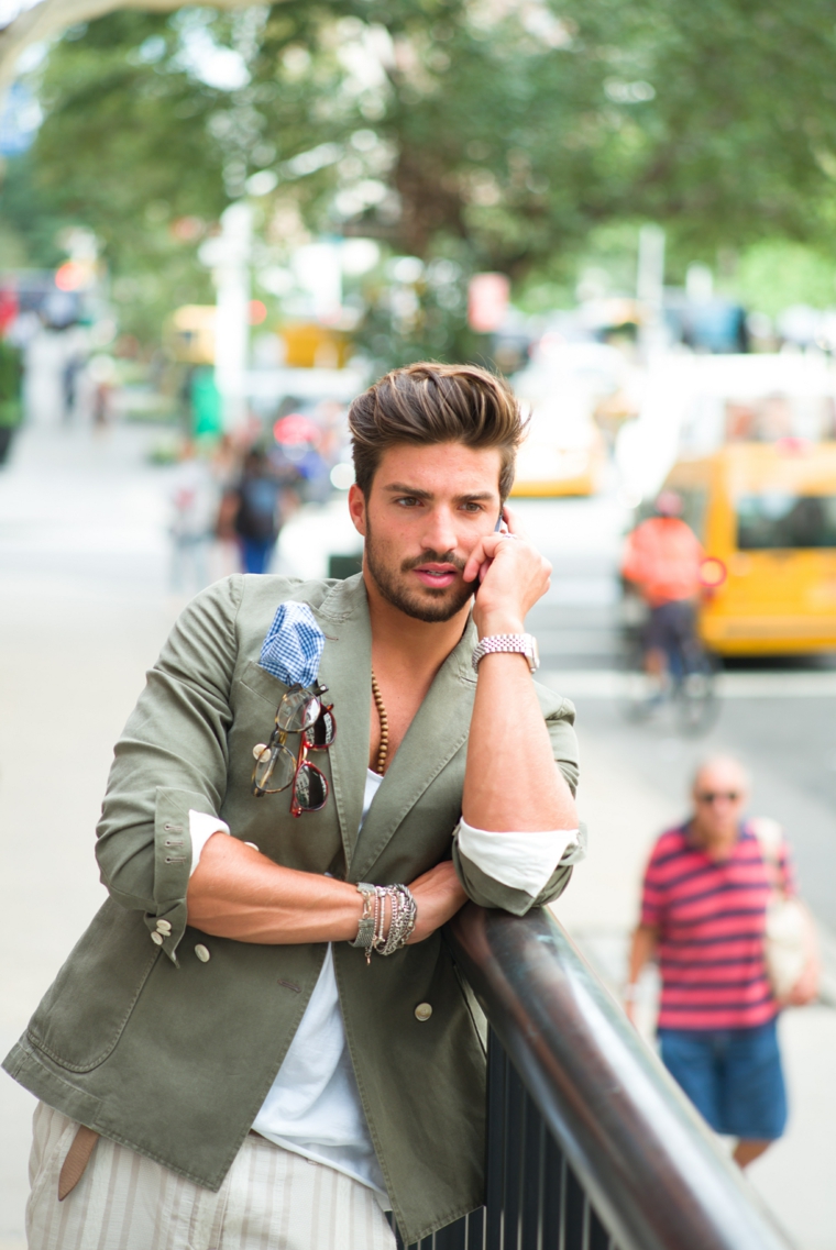 Capelli rasati uomo con pompadour voluminoso, l'acconciatura di Mariano Di Vaio con sfumature del castano