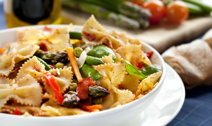 Alimentazione corretta e un piatto con farfalle e verdure come asparagi e peperoni