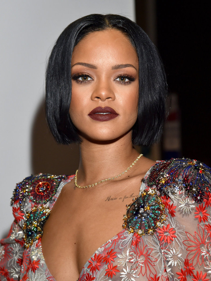 Capelli caschetto della cantante Rihanna, acconciatura con riga centrale e lunghezze pari