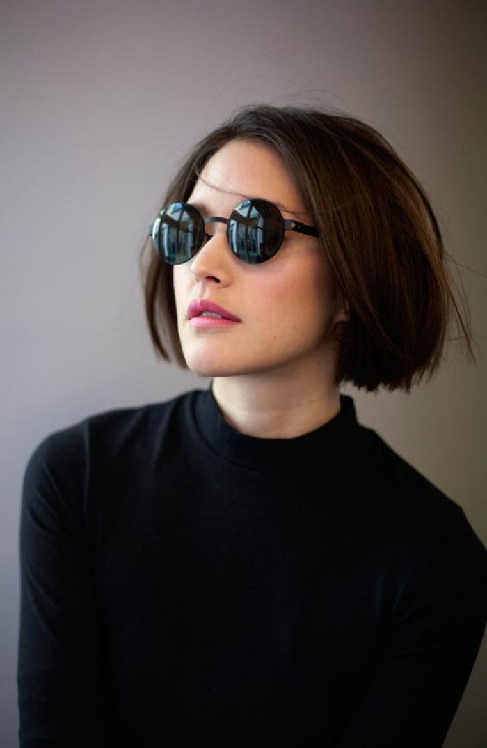 Idea per un taglio di capelli carré corto, ragazza con occhiali da sole e maglione nero 