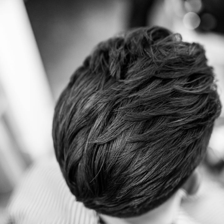Sfumature capelli uomo di colore castano con un taglio scalato e acconciatura classica
