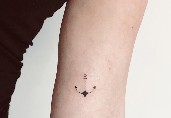 Un tattoo ancora sul braccio di una donna, tatuaggi piccoli con significato