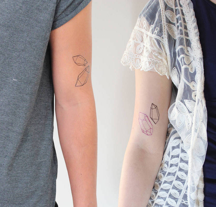 Tatuaggio di coppia e un'idea per disegno semplice con forme geometriche